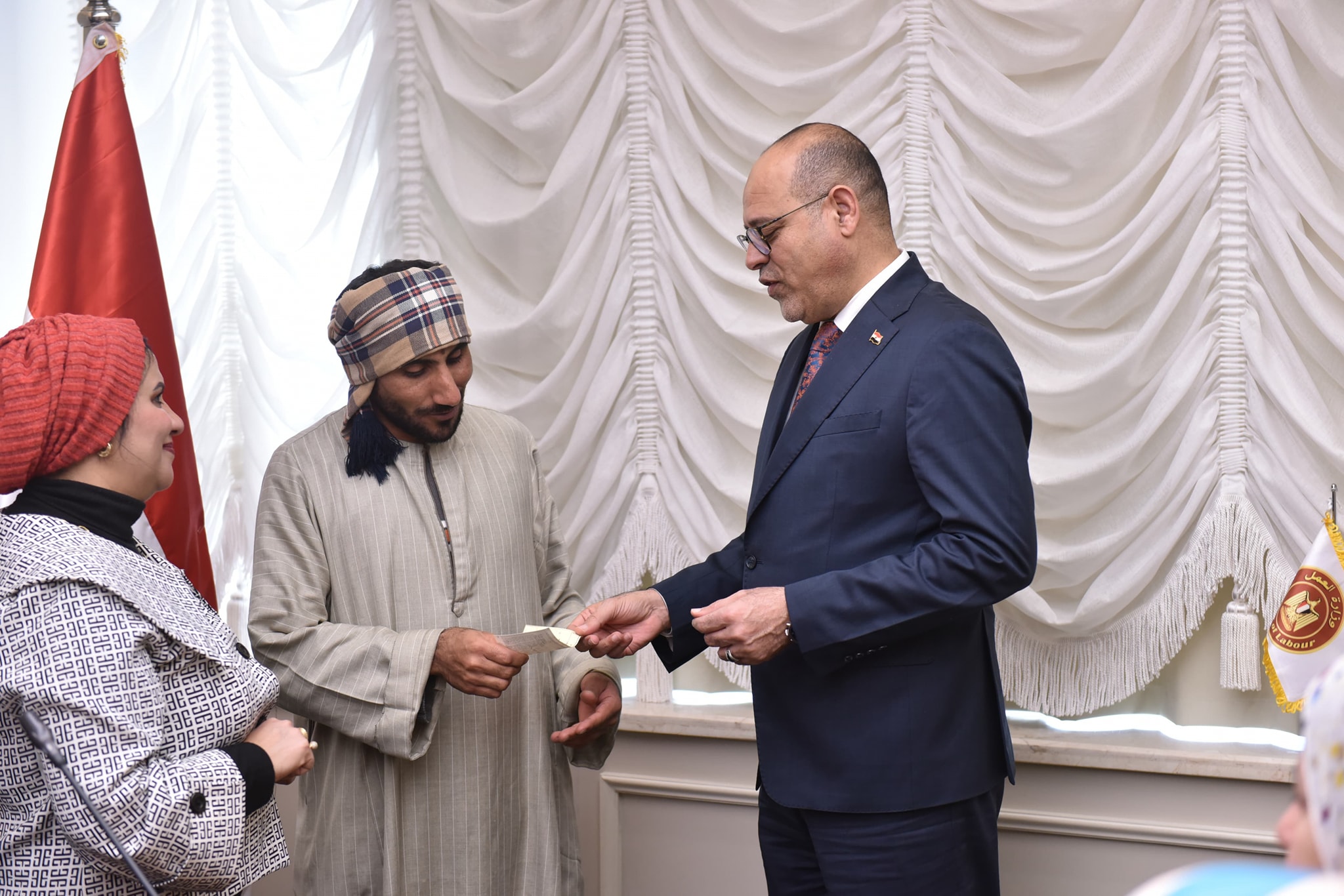 جبران يُسلم شيكات تعويضات بقيمة 248 ألف جنيه وثائق تأمين
