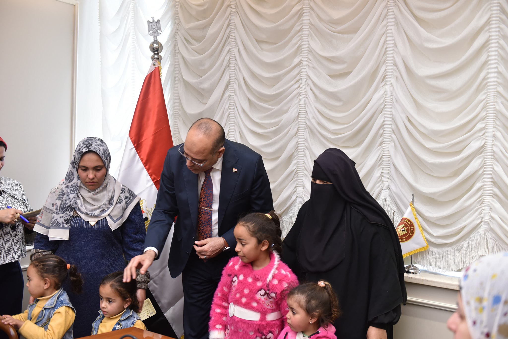 جبران يُسلم شيكات تعويضات بقيمة 248 ألف جنيه وثائق تأمين