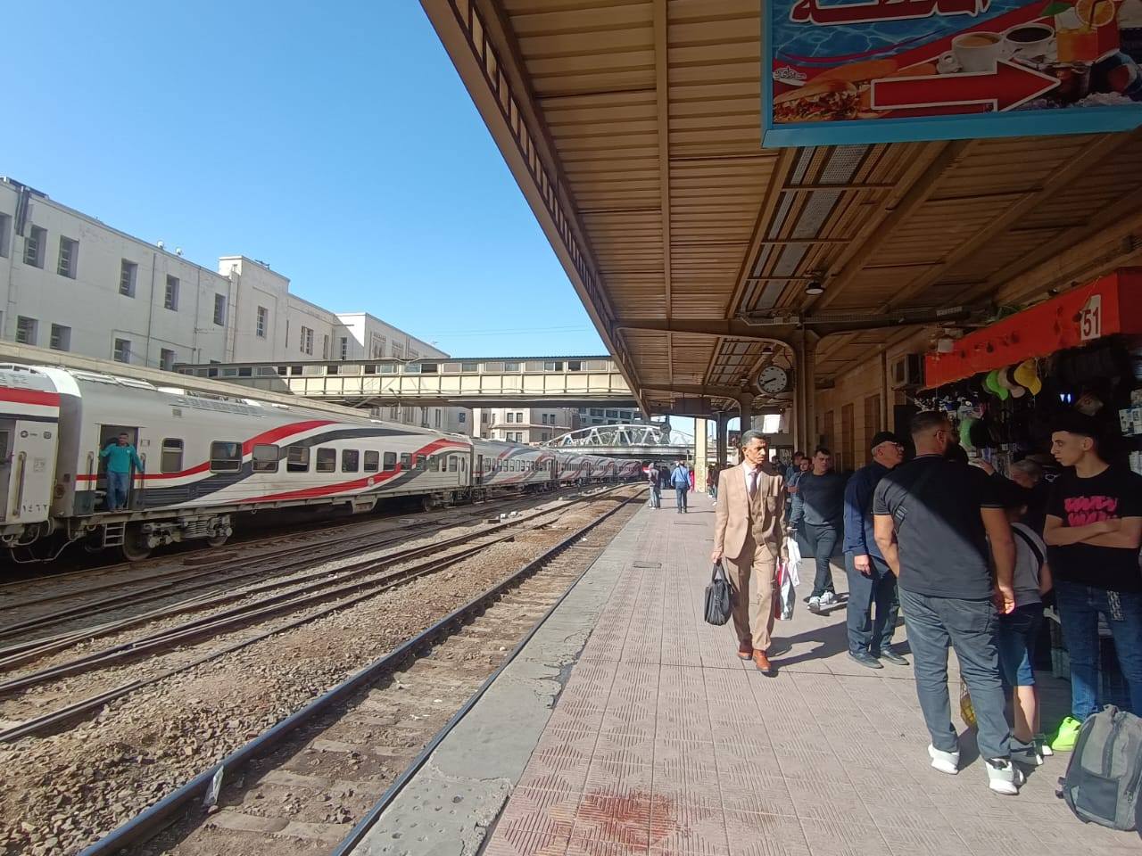 الوزير يتابع انتظام العمل بمرافق النقل والمواصلات