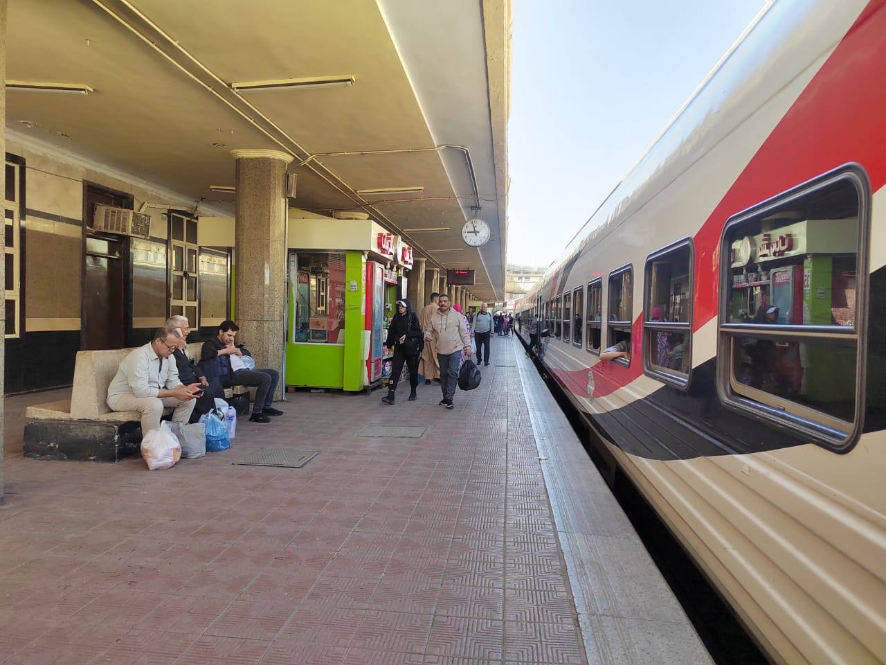 الوزير يتابع انتظام العمل بمرافق النقل والمواصلات