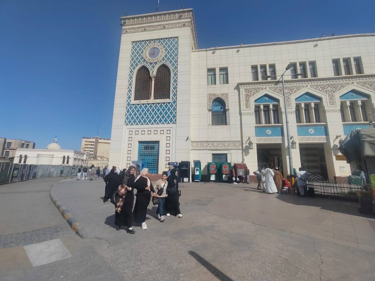 الوزير يتابع انتظام العمل بمرافق النقل والمواصلات