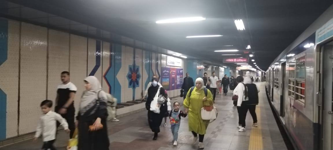 الوزير يتابع انتظام العمل بمرافق النقل والمواصلات