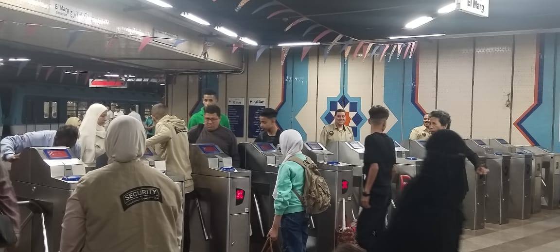 الوزير يتابع انتظام العمل بمرافق النقل والمواصلات