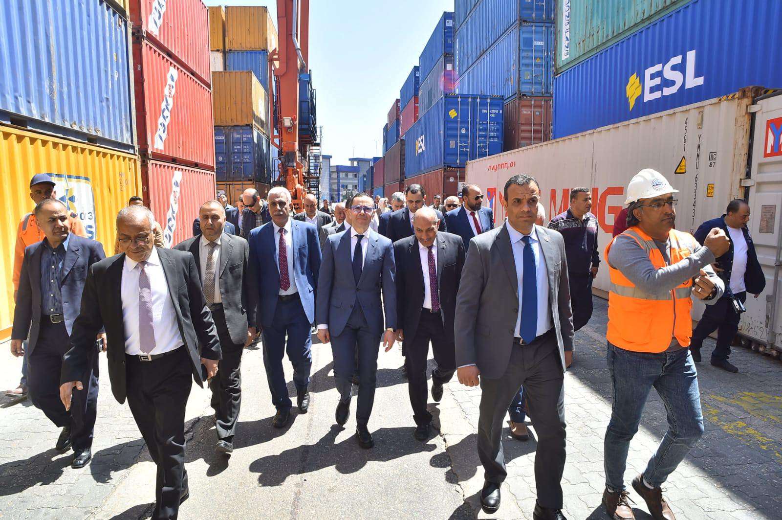 وزير الاستثمار يتفقد عدد من الجهات المعنية بالرقابة الجمركية