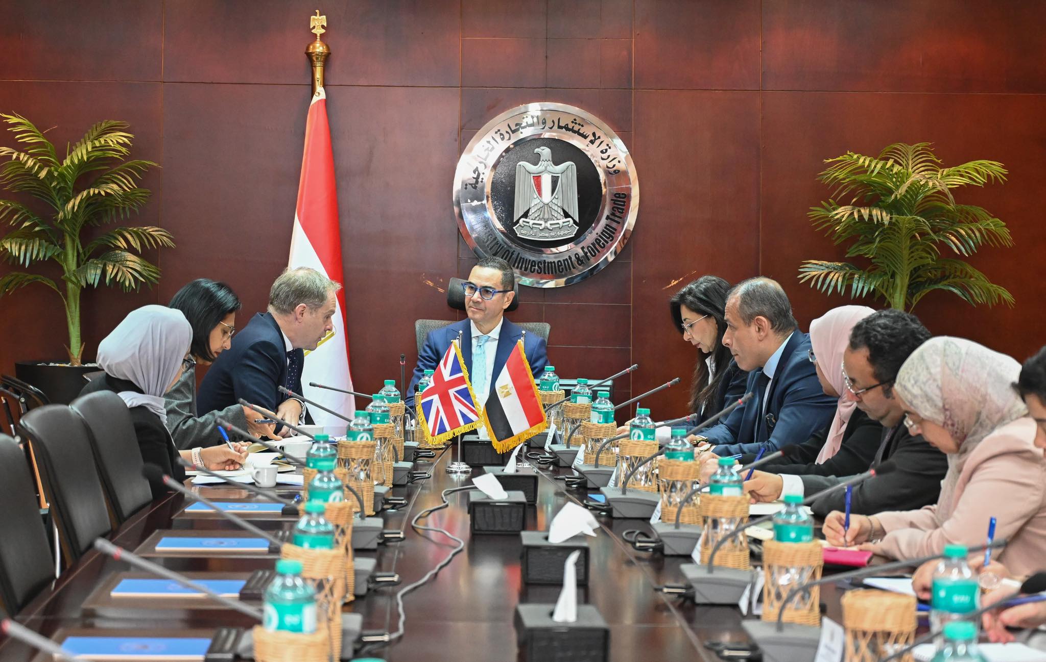 وزير الاستثمار والتجارة الخارجية يلتقي السفير البريطاني