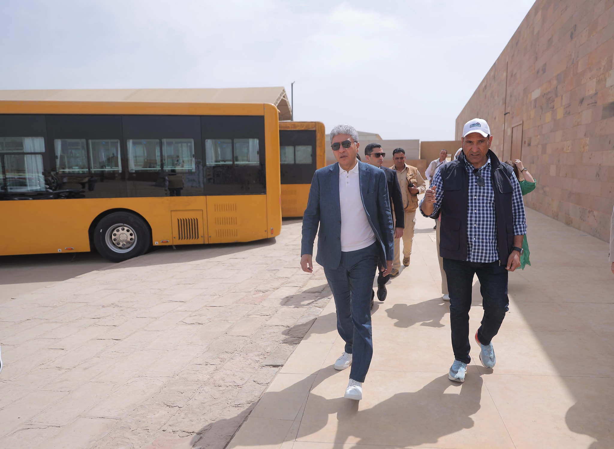 وزير السياحة يتفقد شروع تطوير الخدمات بمنطقة أهرامات الجيزة