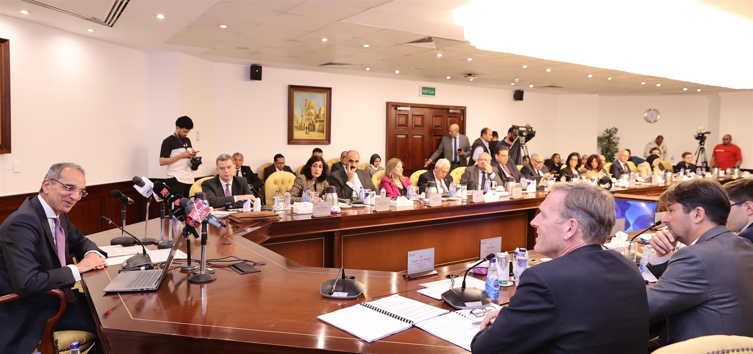 وزير الاتصالات يجتمع مع وفد جمعية رجال الأعمال الفرنسية