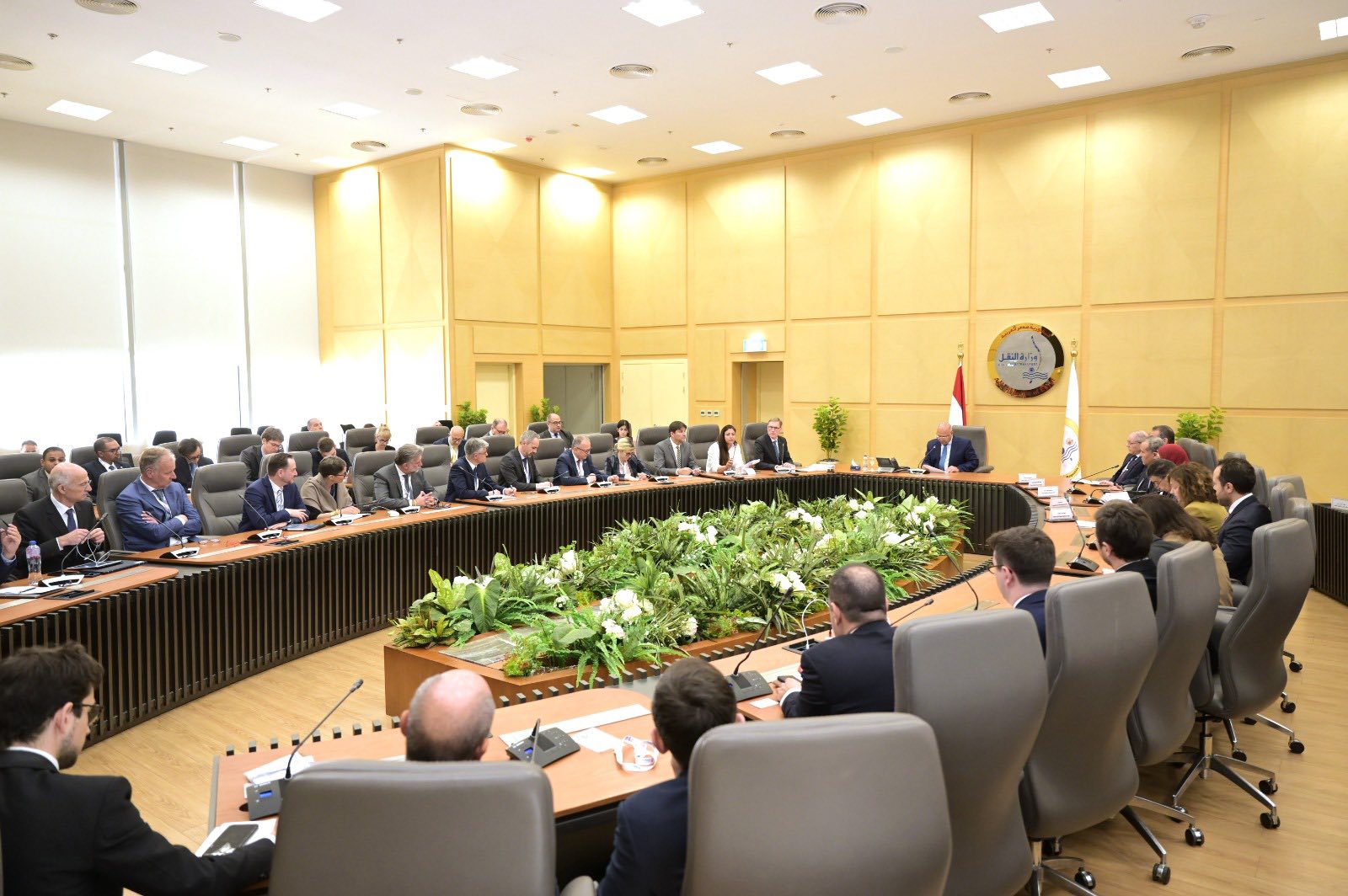 وزير الصناعة والنقل يجتمع مع ممثلي 29 شركة ومؤسسة فرنسية