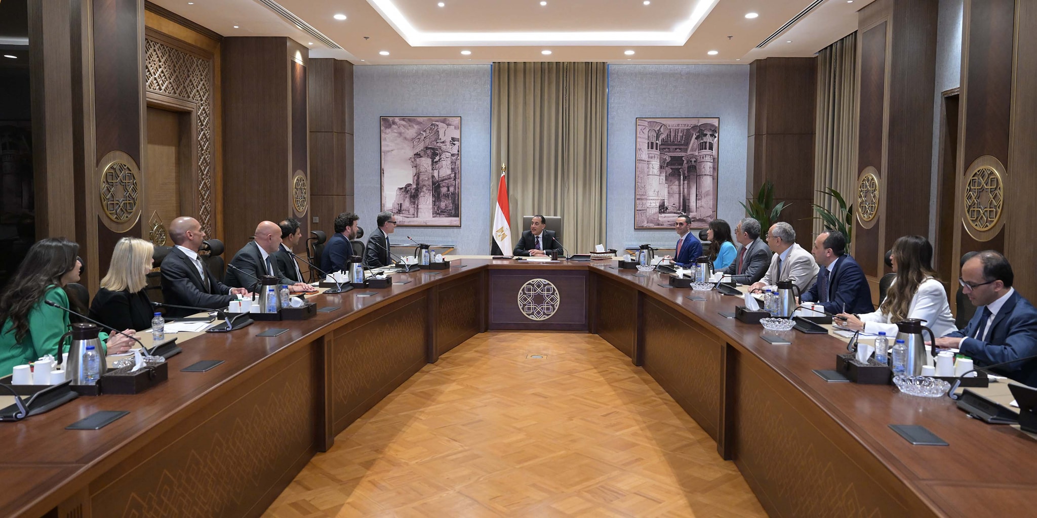 رئيس الوزراء يلتقي الرئيس التنفيذي لمتاجر أمازون