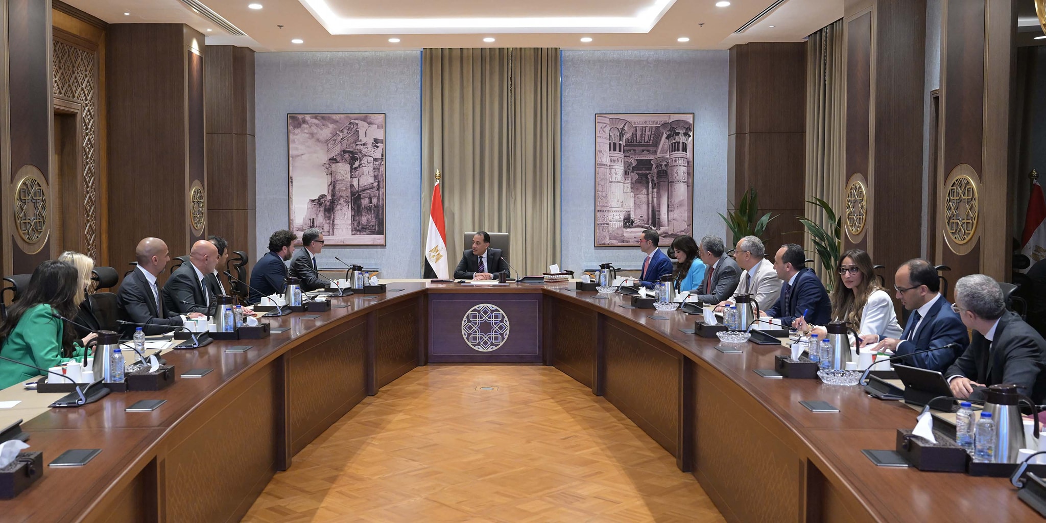 رئيس الوزراء يلتقي الرئيس التنفيذي لمتاجر أمازون