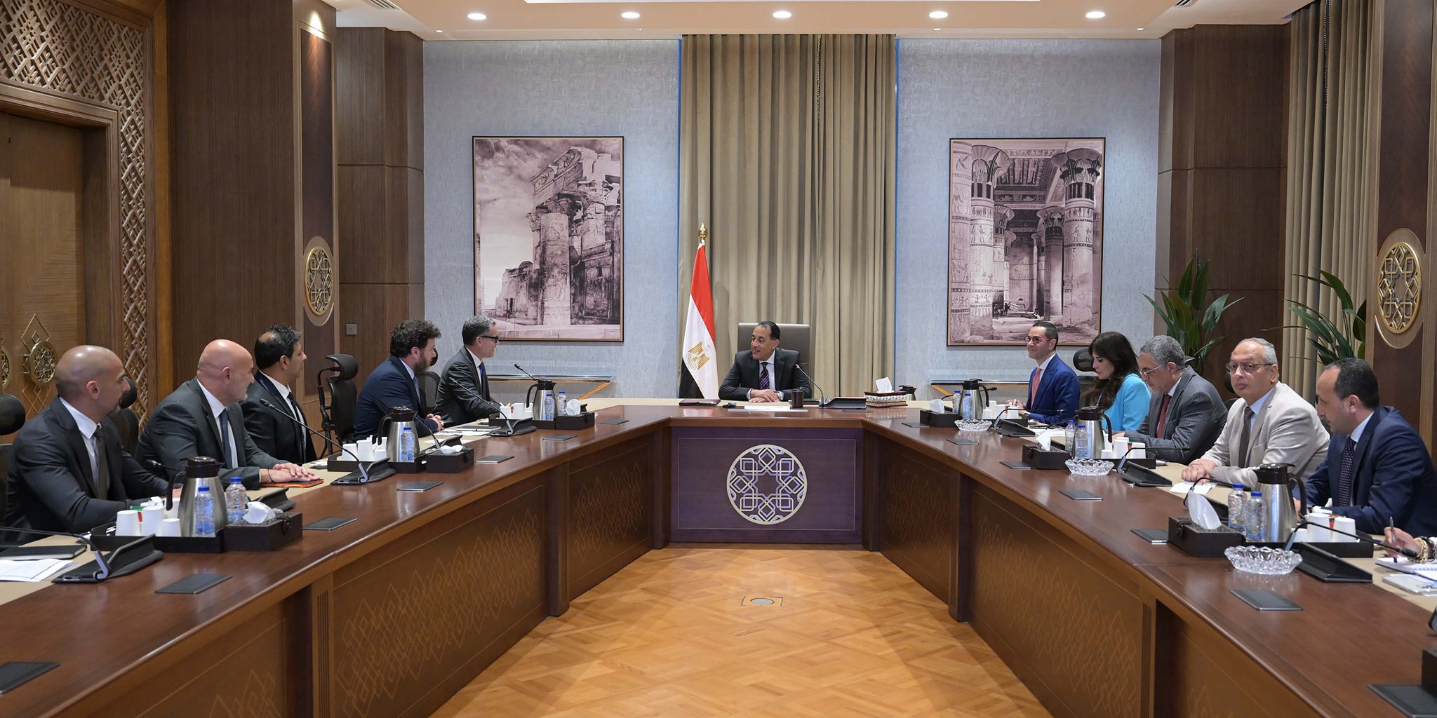 رئيس الوزراء يلتقي الرئيس التنفيذي لمتاجر أمازون