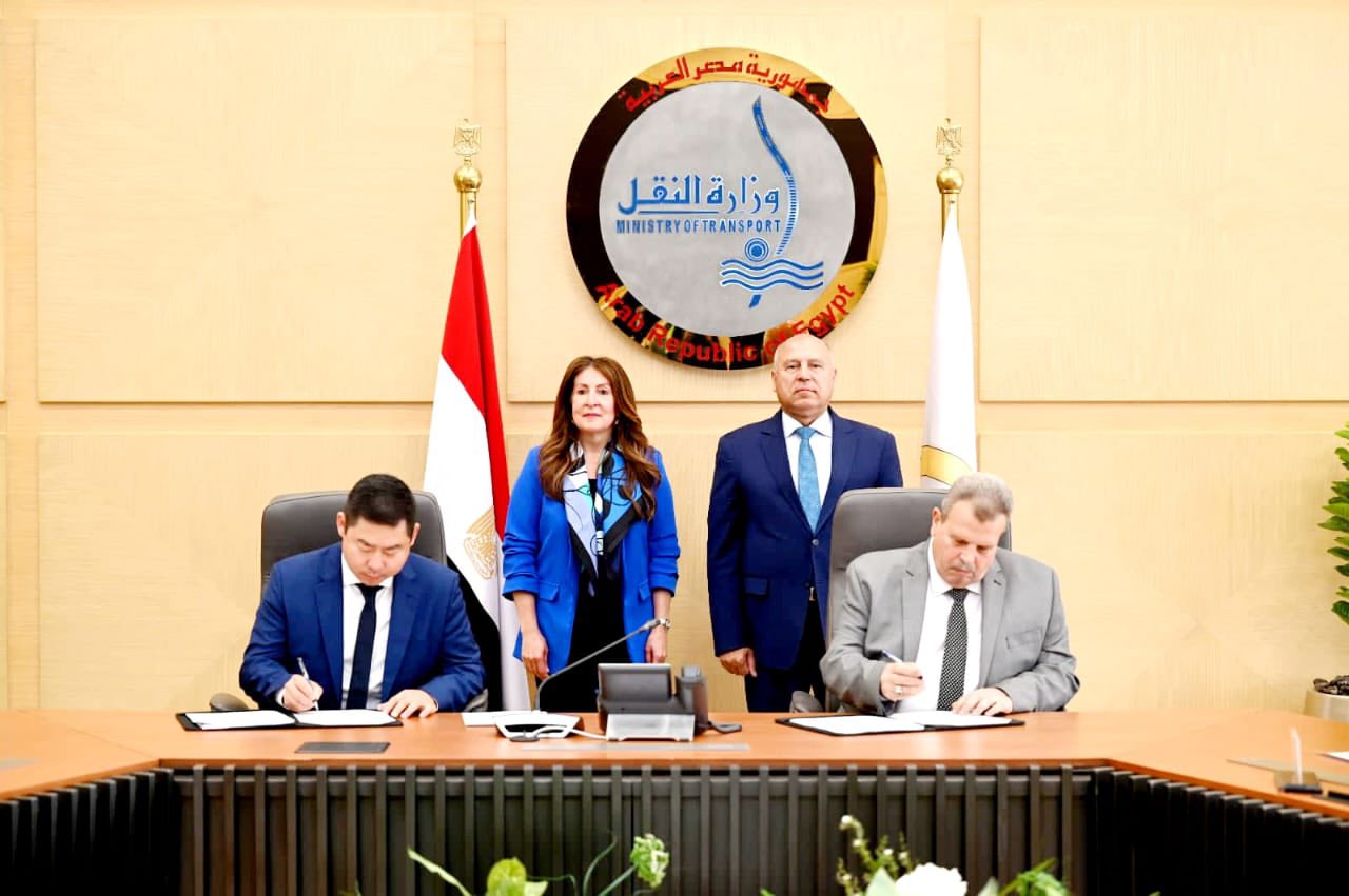 توقيع 3 عقود لتحديث 100 جرار هنشل وتوريد قطع غيار 141 جرار
