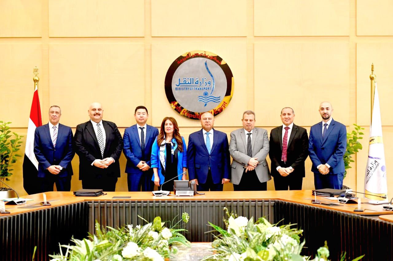 توقيع 3 عقود لتحديث 100 جرار هنشل وتوريد قطع غيار 141 جرار