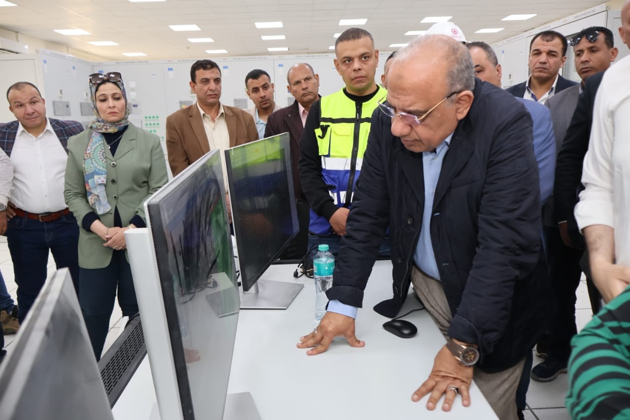 وزير الكهرباء يتفقد سير العمل بمحطات محولات رشيد