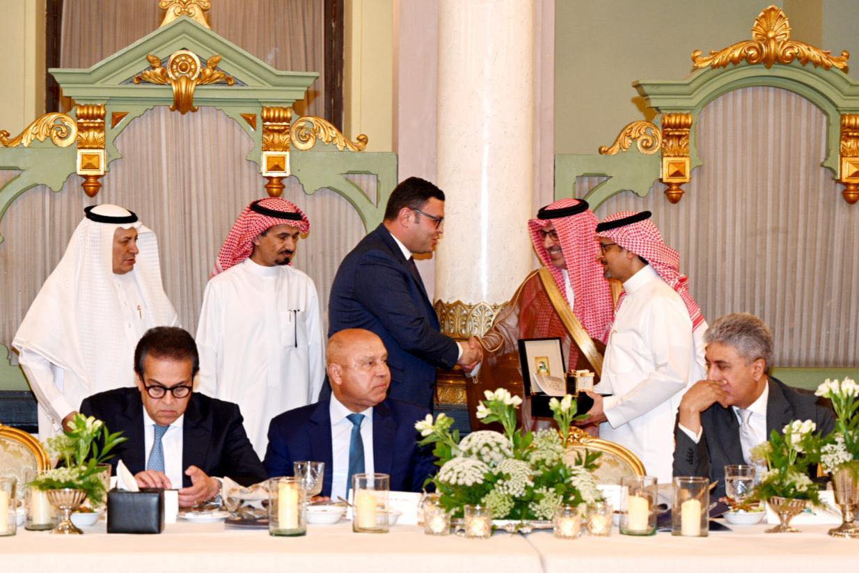 وزير الإسكان يُشارك في جلسة لوفد الغرف التجارية السعودية