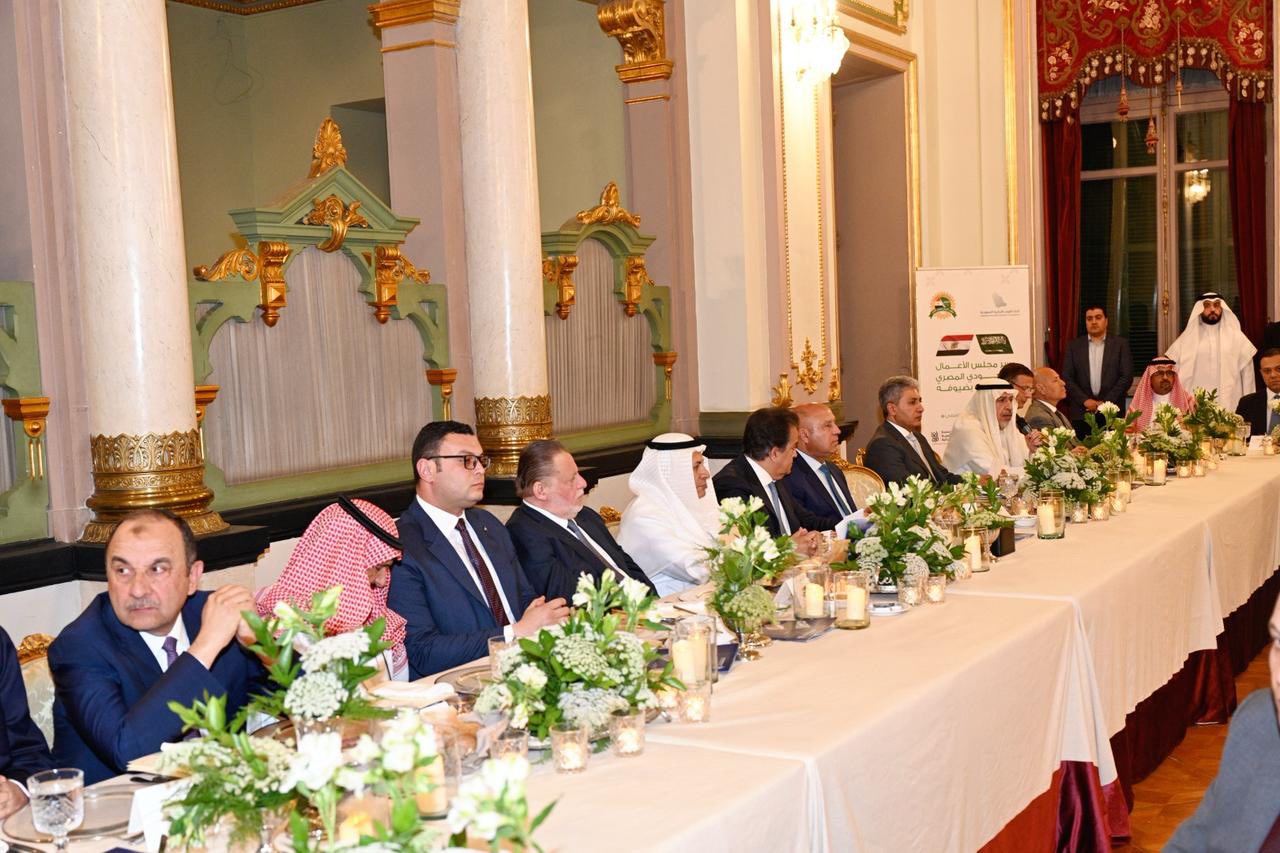 وزير الإسكان يُشارك في جلسة لوفد الغرف التجارية السعودية