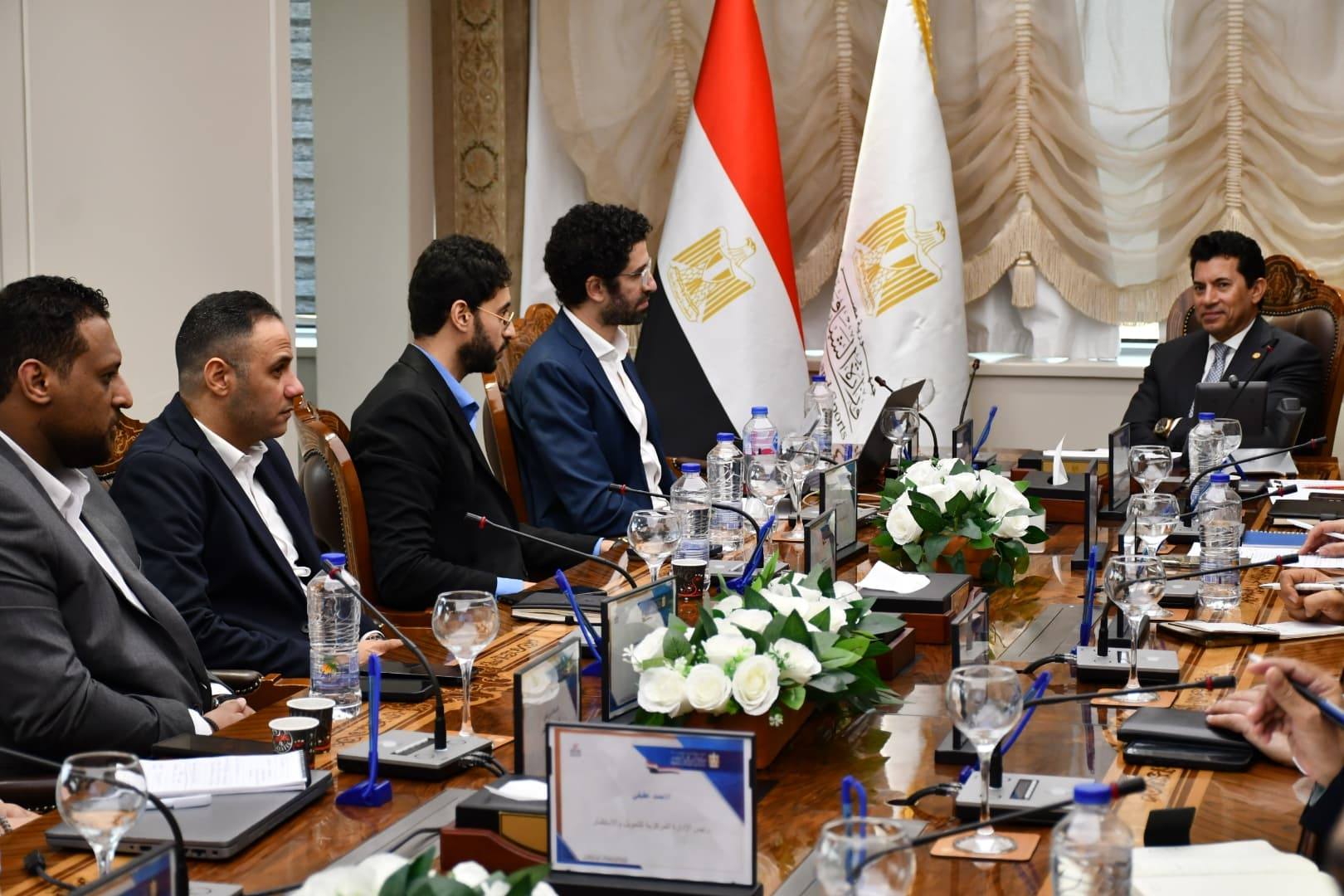 وزير الرياضة يناقش تفعيل الرقمنة المالية بمراكز الشباب