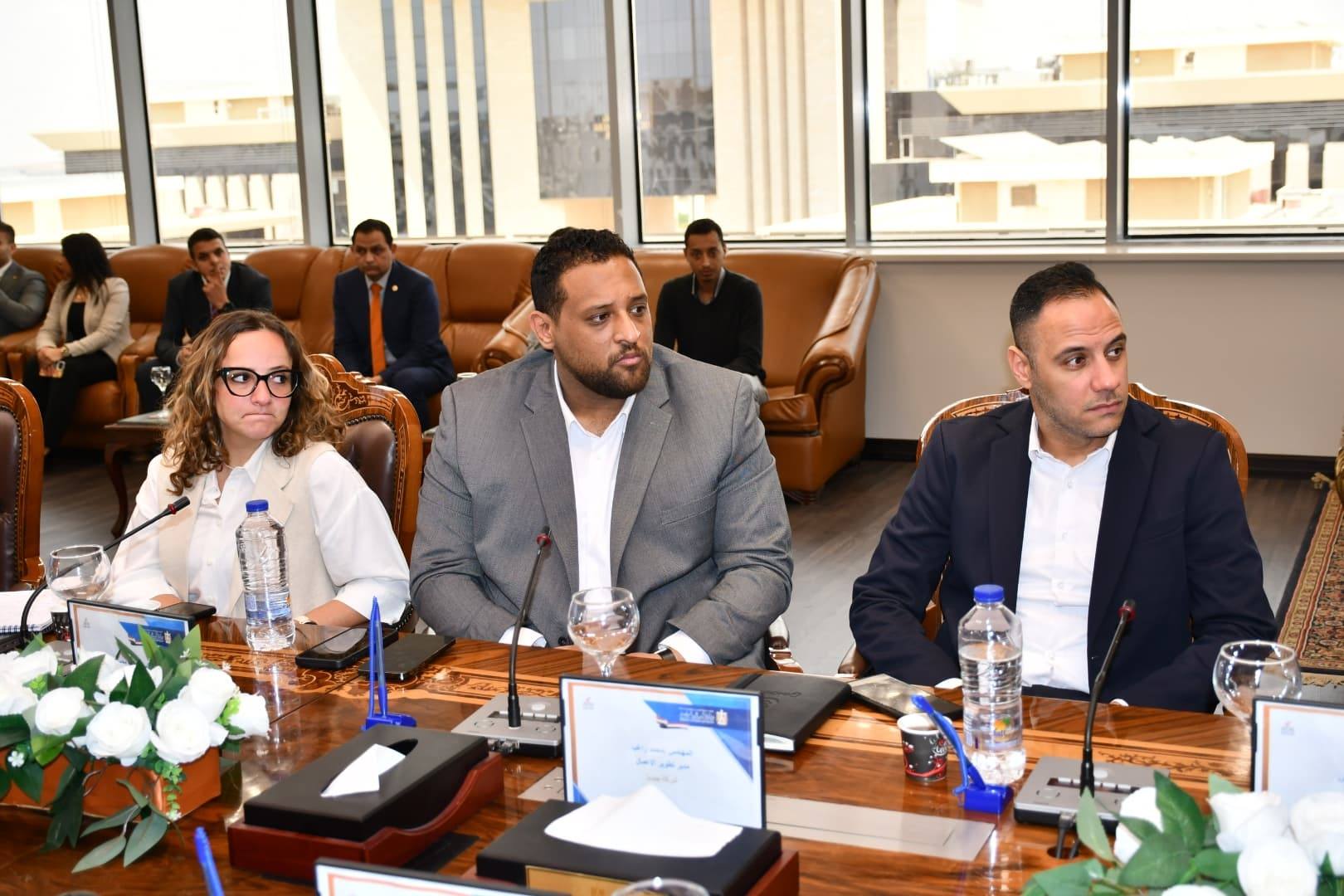وزير الرياضة يناقش تفعيل الرقمنة المالية بمراكز الشباب
