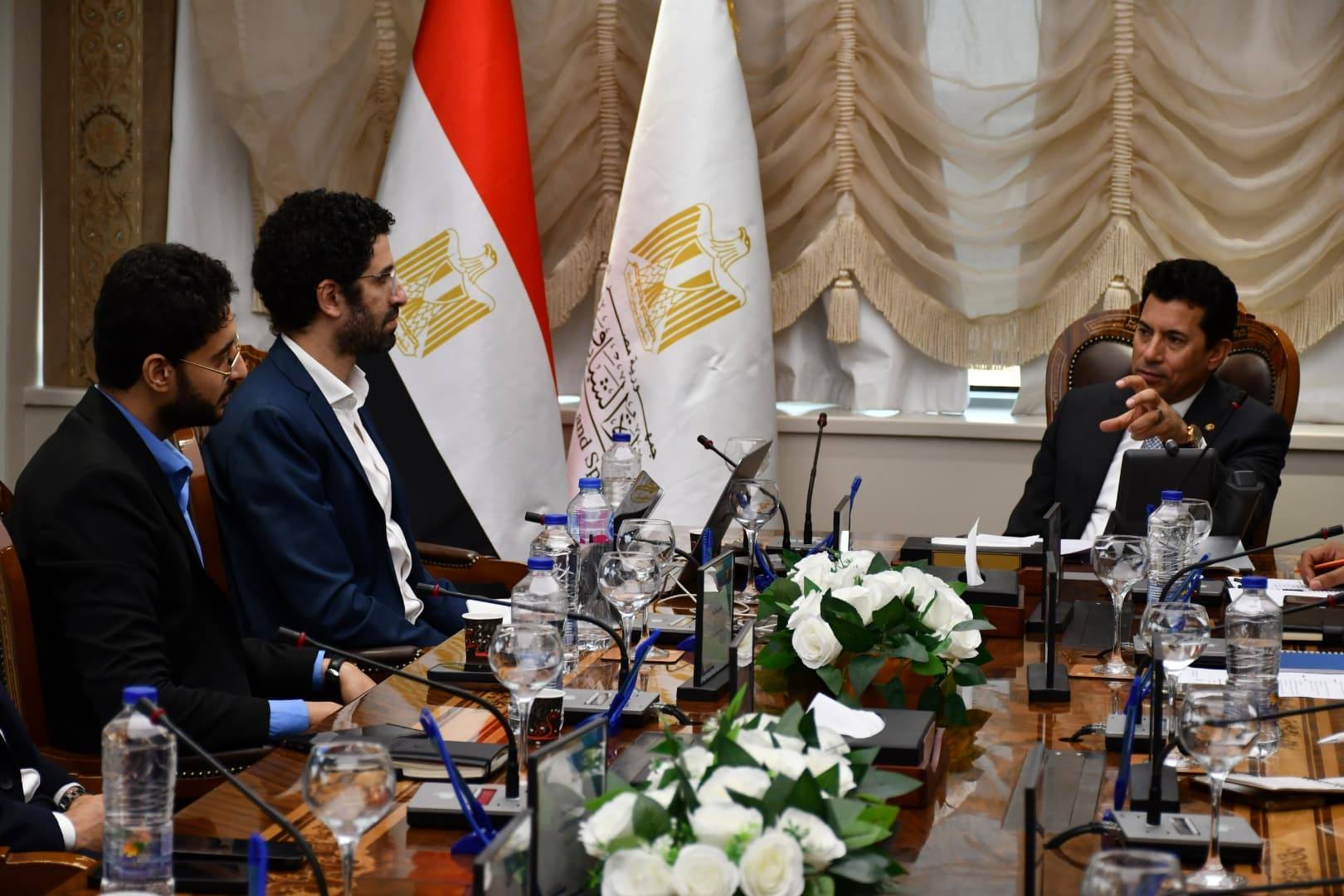 وزير الرياضة يناقش تفعيل الرقمنة المالية بمراكز الشباب