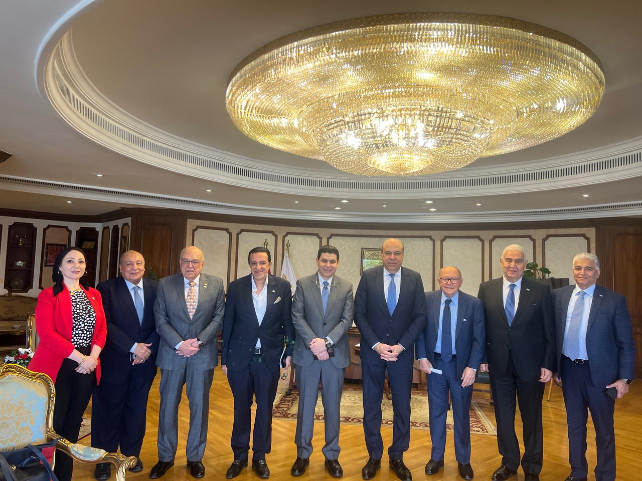 وزير الطيران المدني يستقبل وفد جمعية رجال الأعمال المصريين
