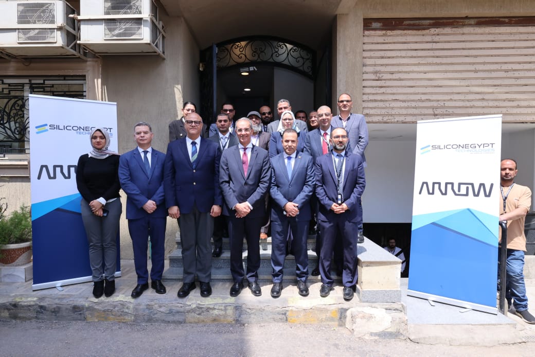 وزير الاتصالات يزور فرع شركة سيليكون إكسبرت الأمريكية