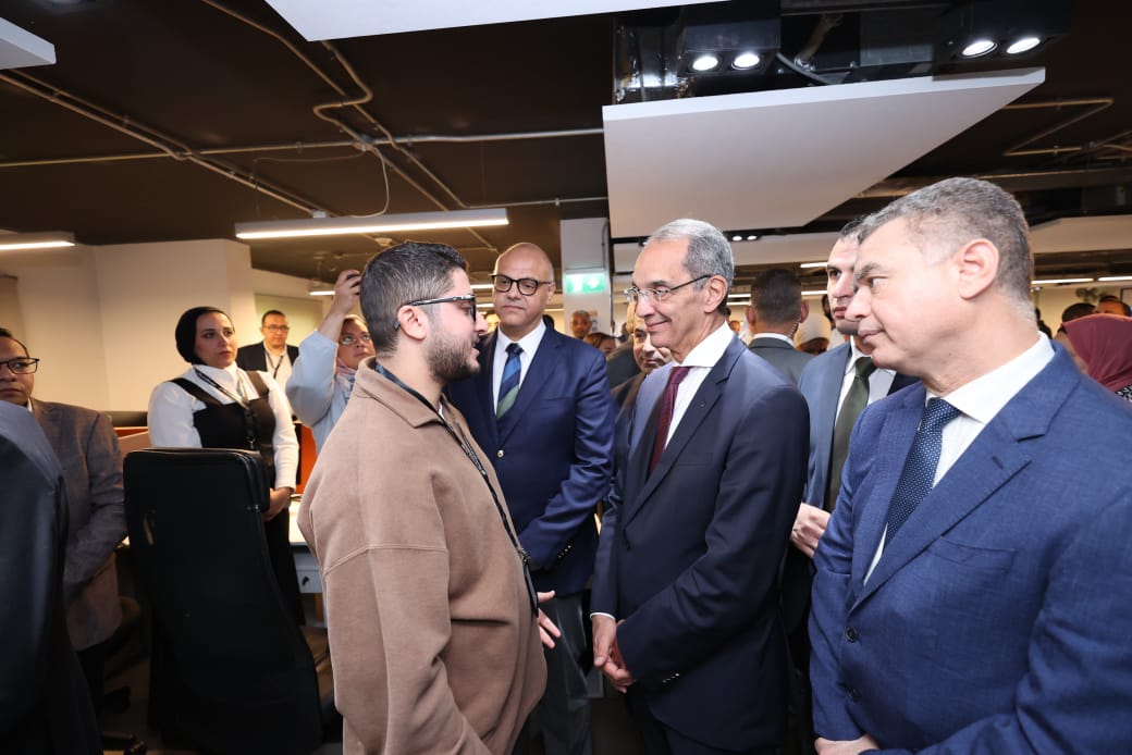 وزير الاتصالات يزور فرع شركة سيليكون إكسبرت الأمريكية