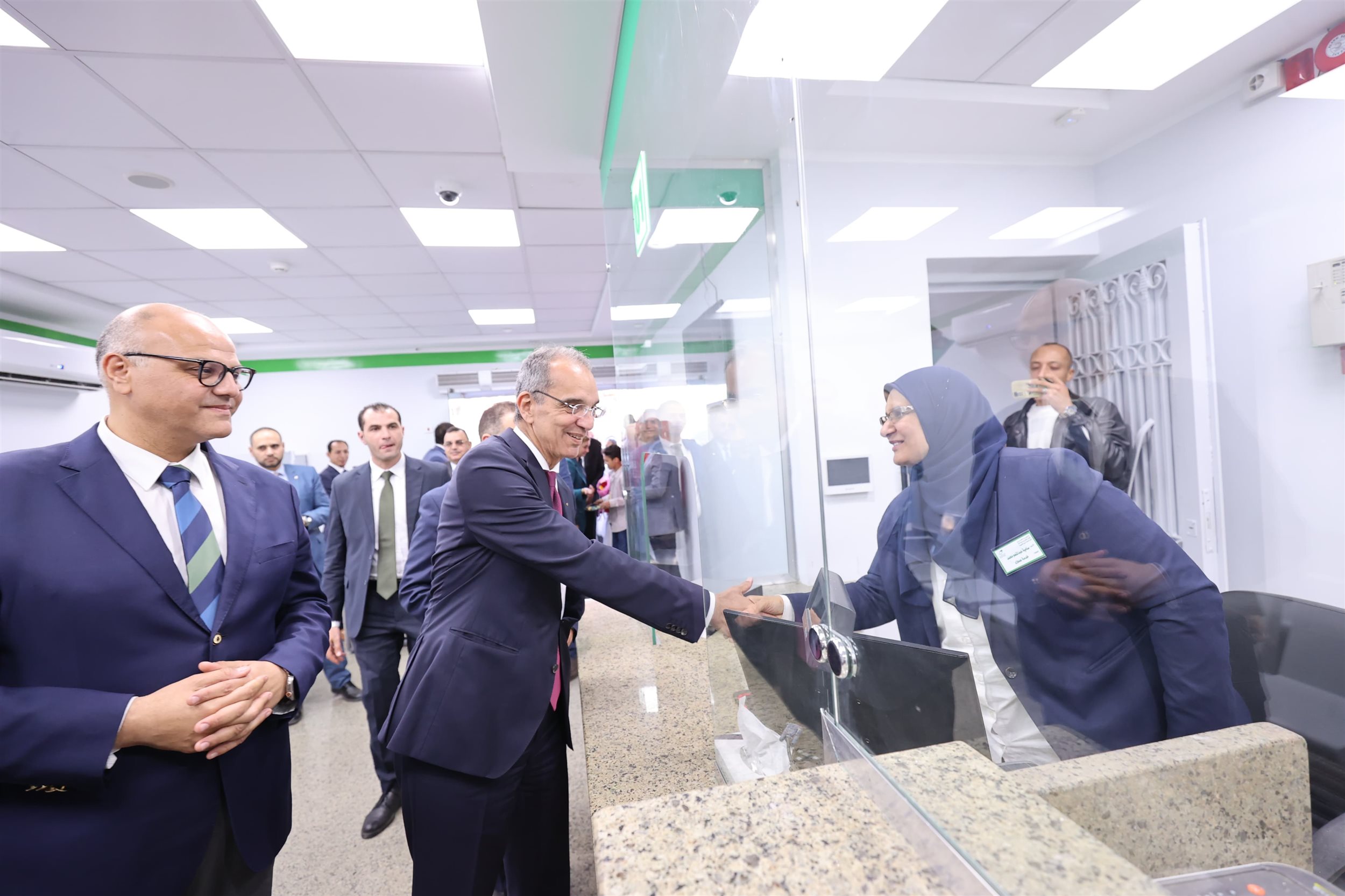 وزير الاتصالات يفتتح مكتبى بريد بعد تطويرهما بالقليوبية