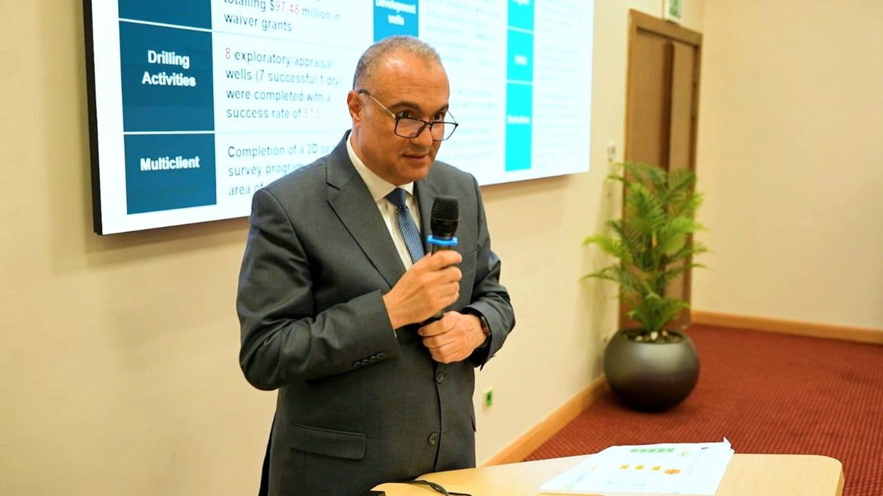 وزير البترول مع رؤساء وممثلي شركات البترول الاجنبية