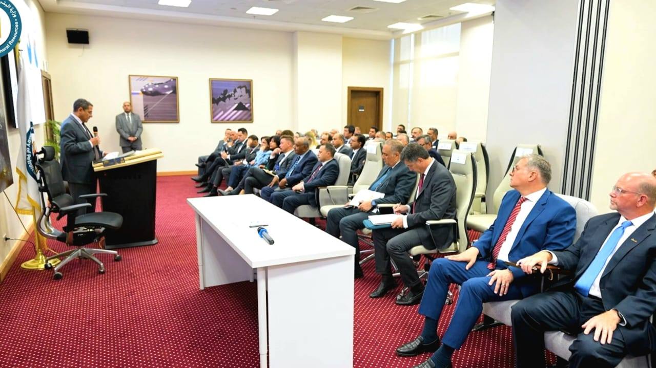وزير البترول مع رؤساء وممثلي شركات البترول الاجنبية