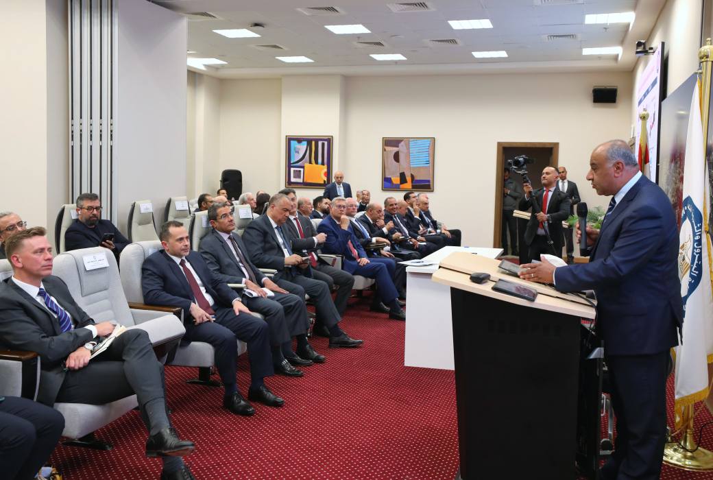 وزير البترول مع رؤساء وممثلي شركات البترول الاجنبية