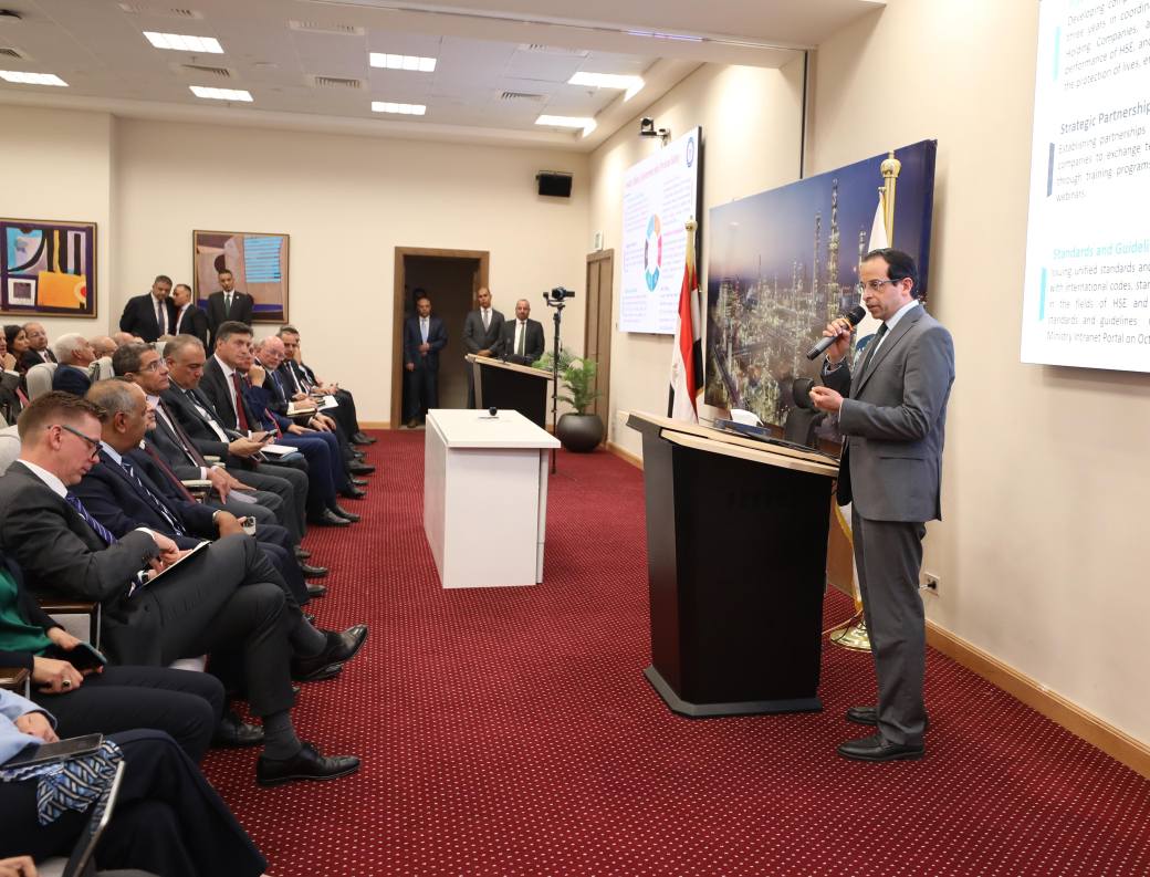 وزير البترول مع رؤساء وممثلي شركات البترول الاجنبية