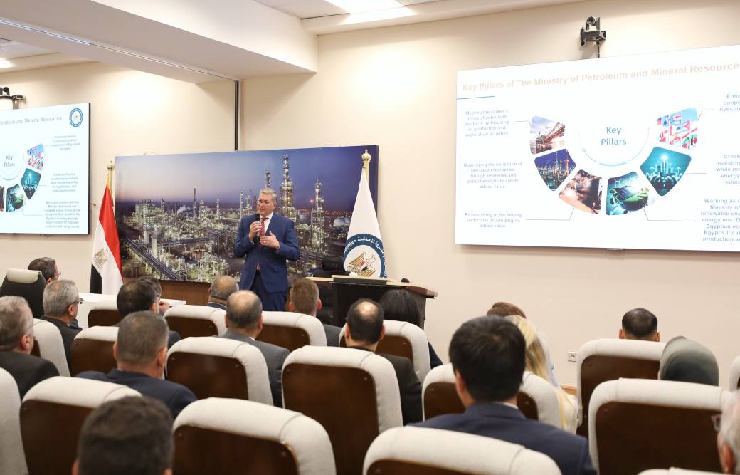 وزير البترول مع رؤساء وممثلي شركات البترول الاجنبية