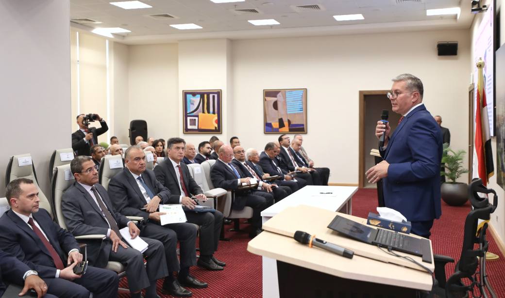 وزير البترول مع رؤساء وممثلي شركات البترول الاجنبية