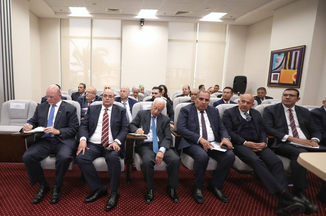 وزير البترول مع رؤساء وممثلي شركات البترول الاجنبية