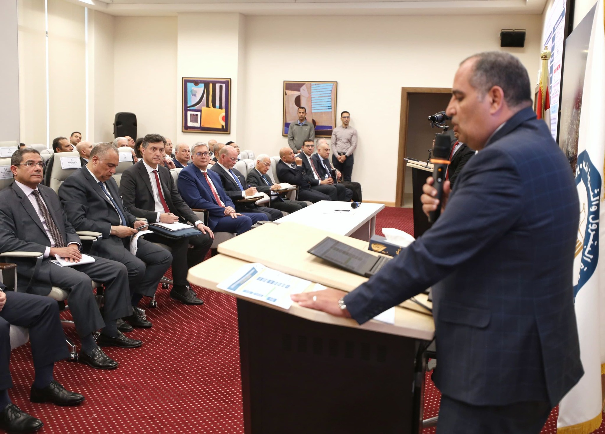 وزير البترول مع رؤساء وممثلي شركات البترول الاجنبية