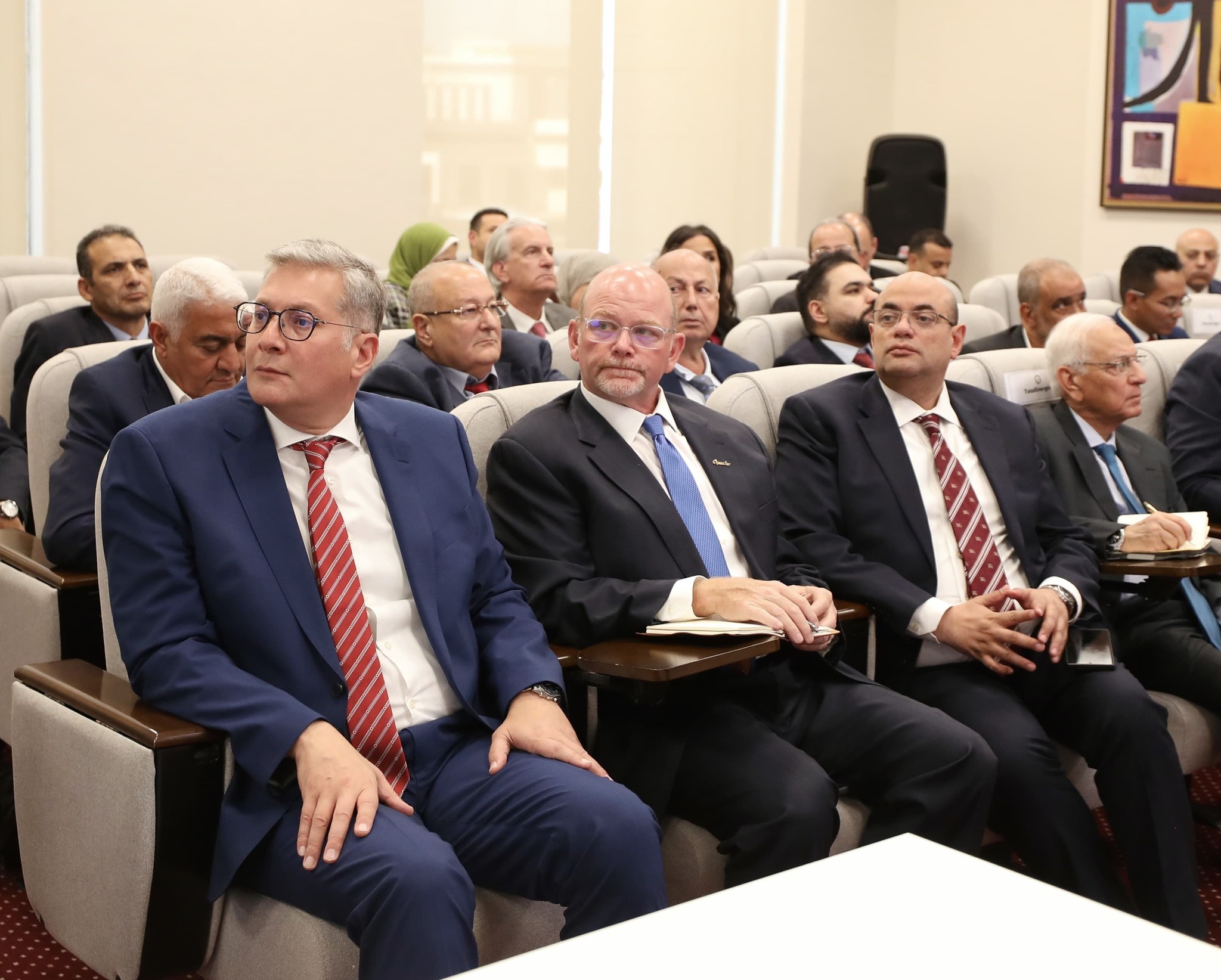 وزير البترول مع رؤساء وممثلي شركات البترول الاجنبية