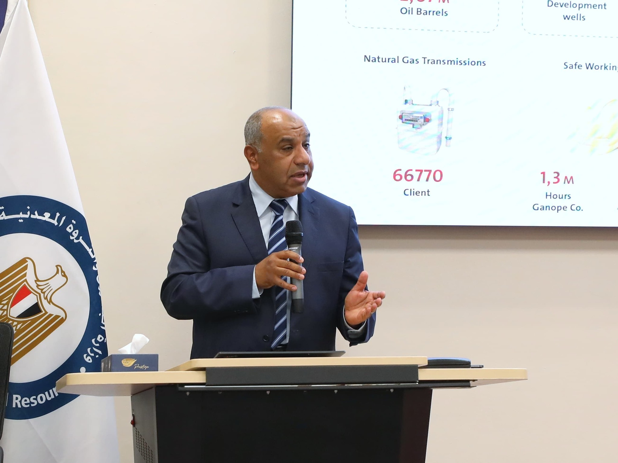 وزير البترول مع رؤساء وممثلي شركات البترول الاجنبية