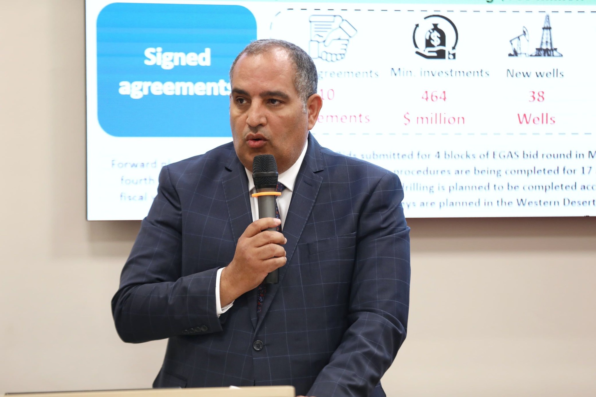 وزير البترول مع رؤساء وممثلي شركات البترول الاجنبية