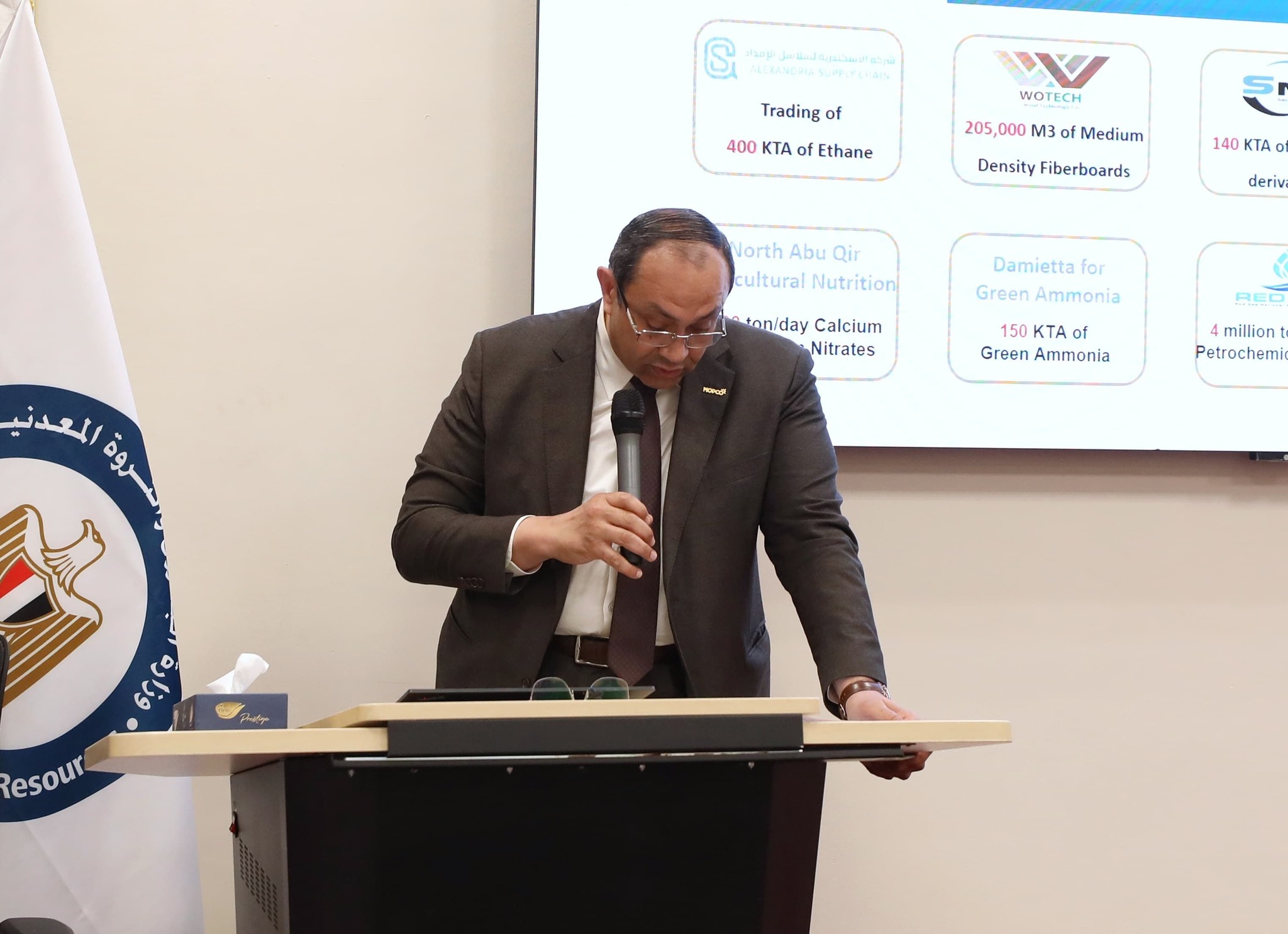 وزير البترول مع رؤساء وممثلي شركات البترول الاجنبية