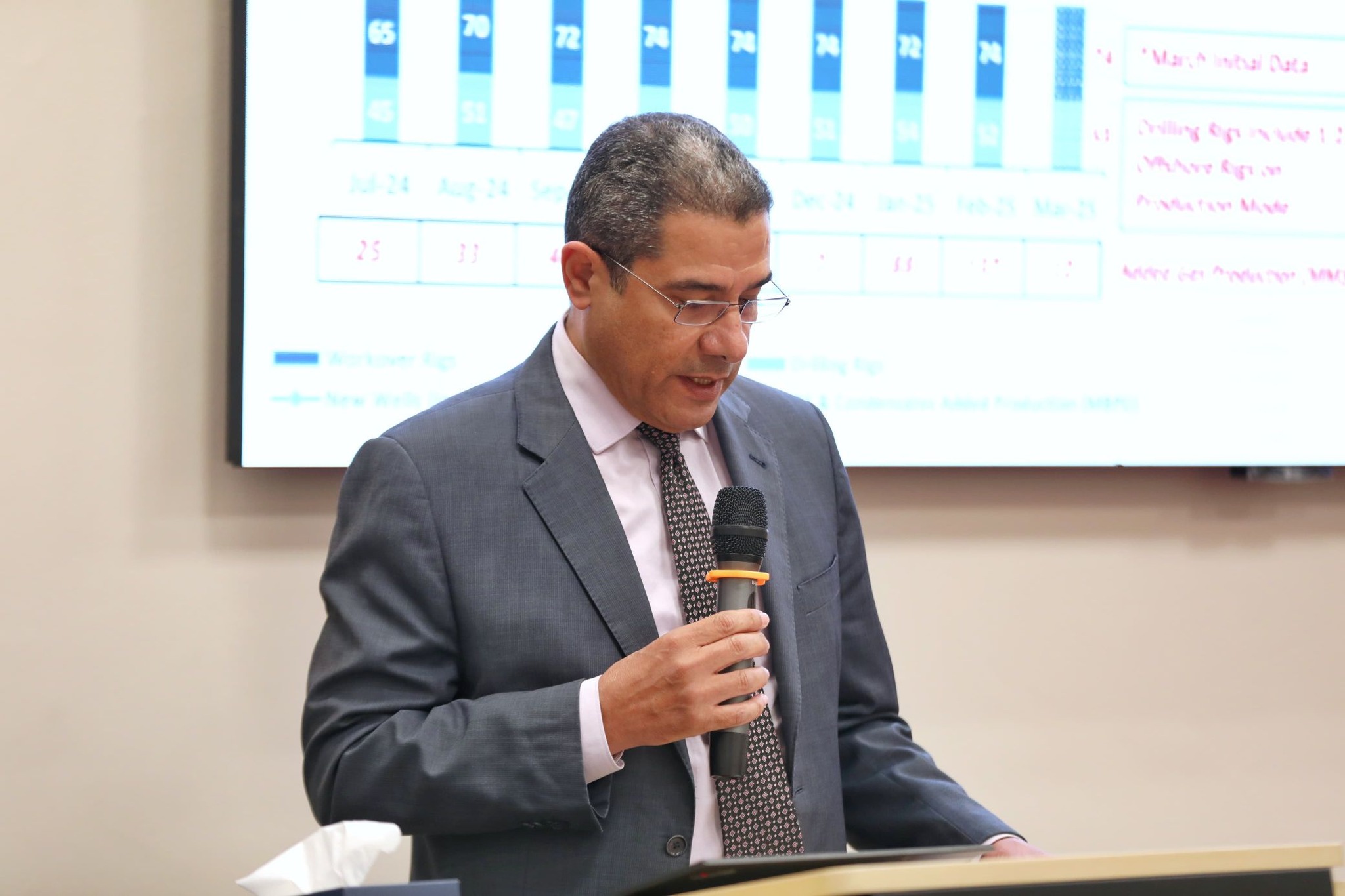 وزير البترول مع رؤساء وممثلي شركات البترول الاجنبية