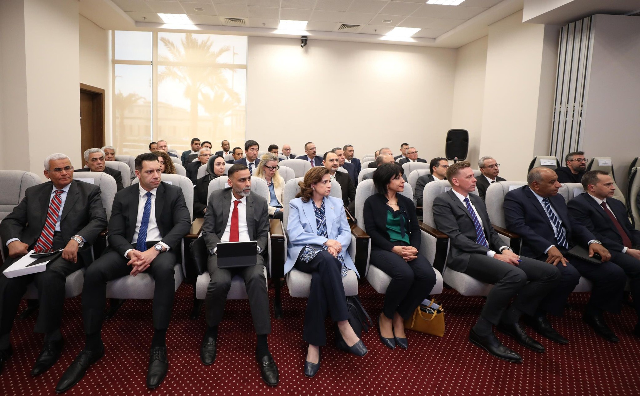 وزير البترول مع رؤساء وممثلي شركات البترول الاجنبية