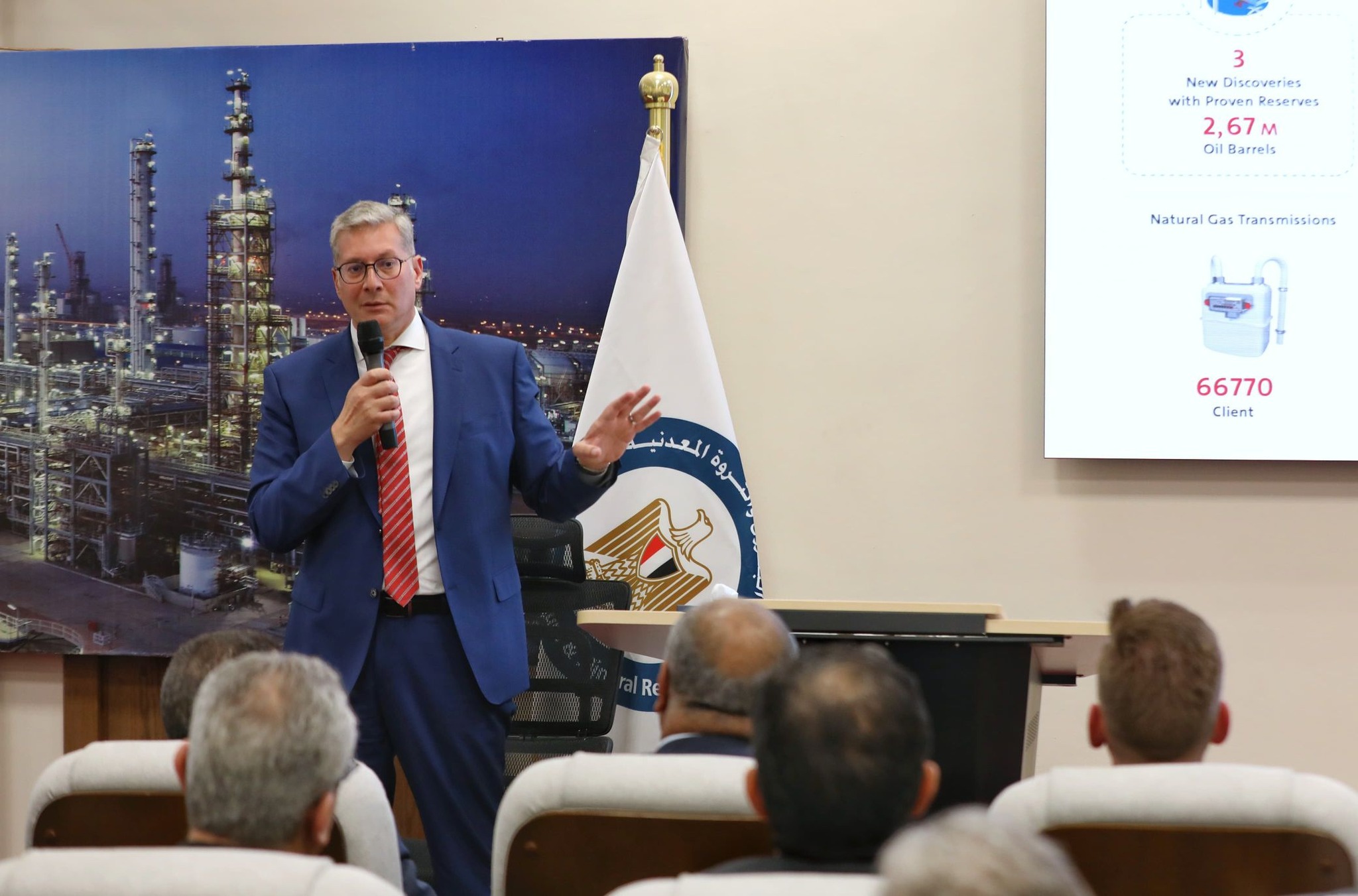 وزير البترول مع رؤساء وممثلي شركات البترول الاجنبية