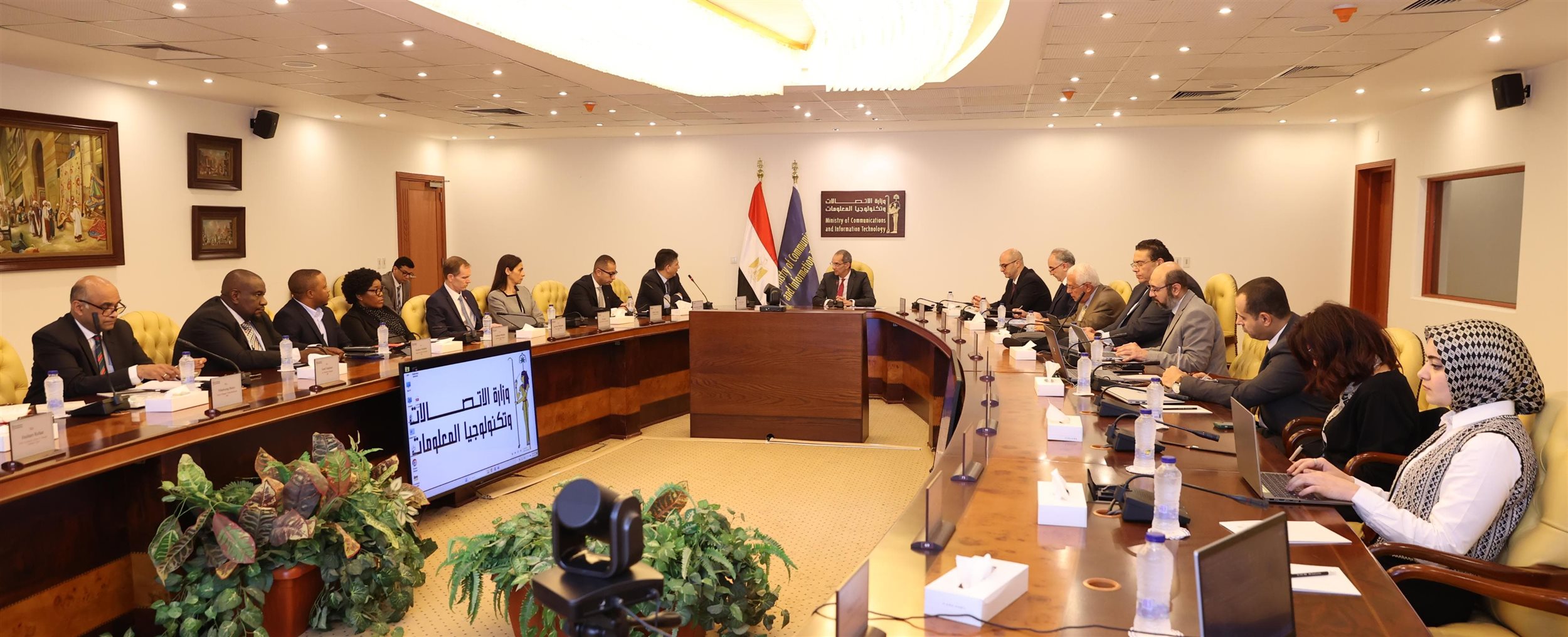 وزير الاتصالات يجتمع مع شركة فوداكوم العالمية وفودافون مصر