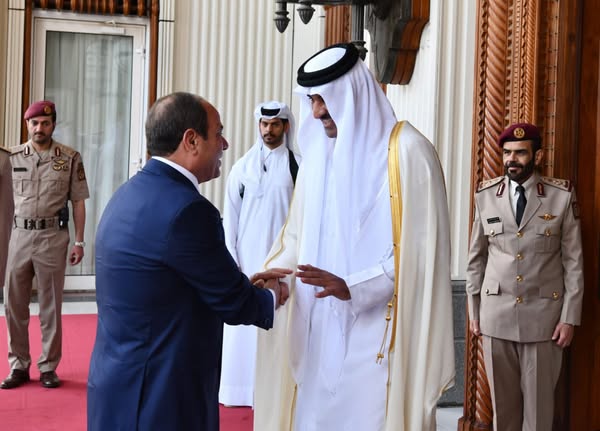 الرئيس عبد الفتاح السيسي يلتقي أمير دولة قطر
