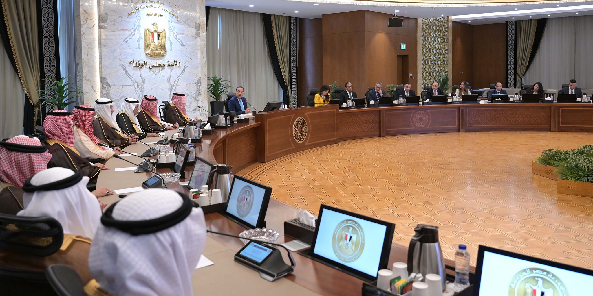 رئيس الوزراء يستقبل وفدًا من رجال الأعمال السعوديين