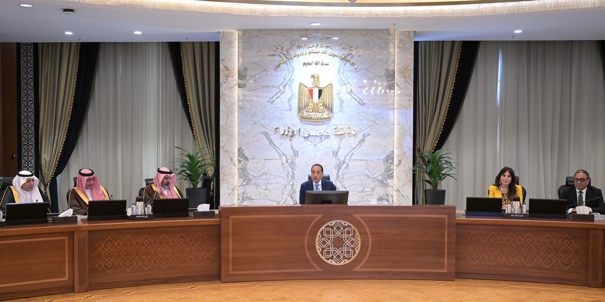 رئيس الوزراء يستقبل وفدًا من رجال الأعمال السعوديين