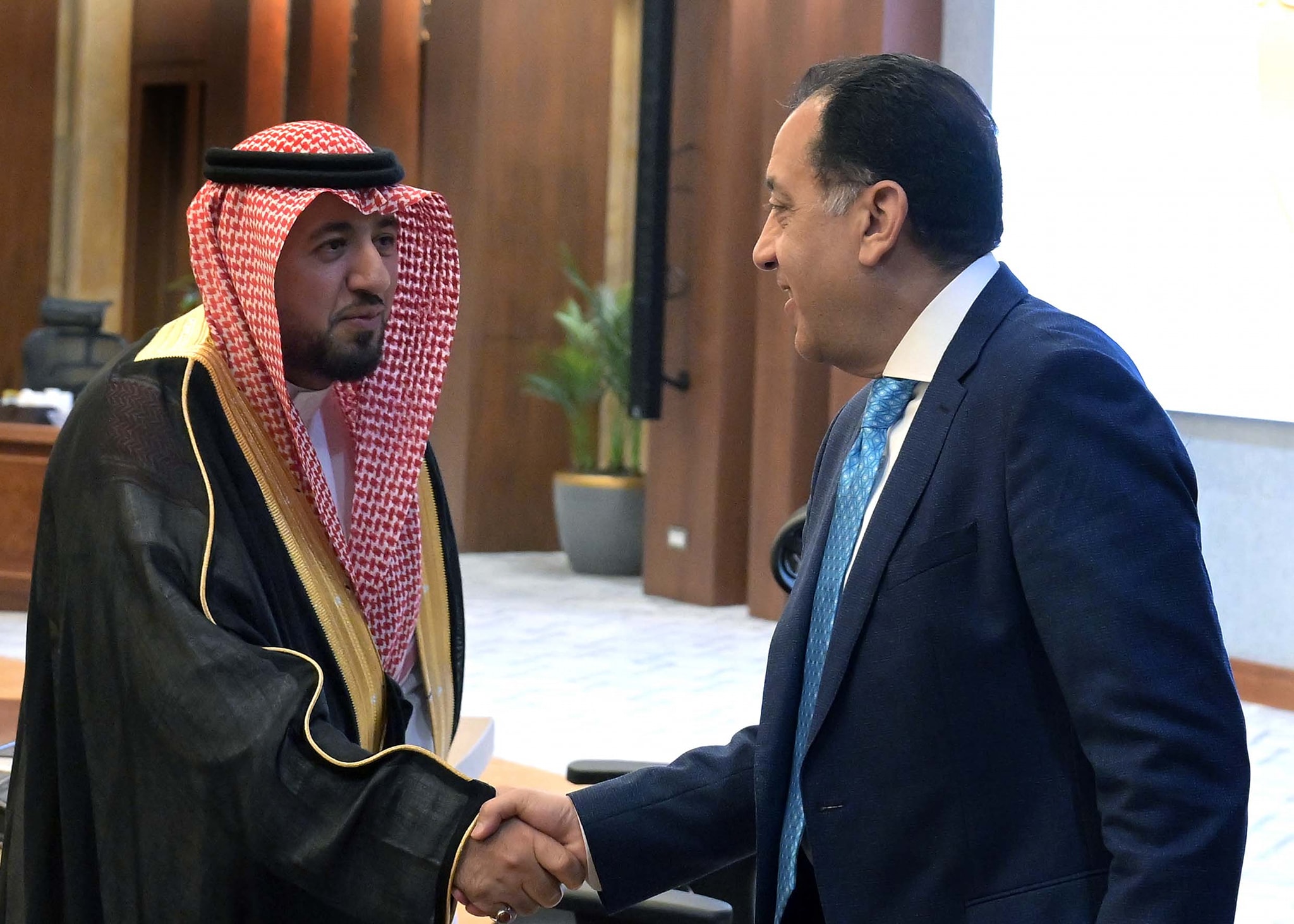 رئيس الوزراء يستقبل وفدًا من رجال الأعمال السعوديين