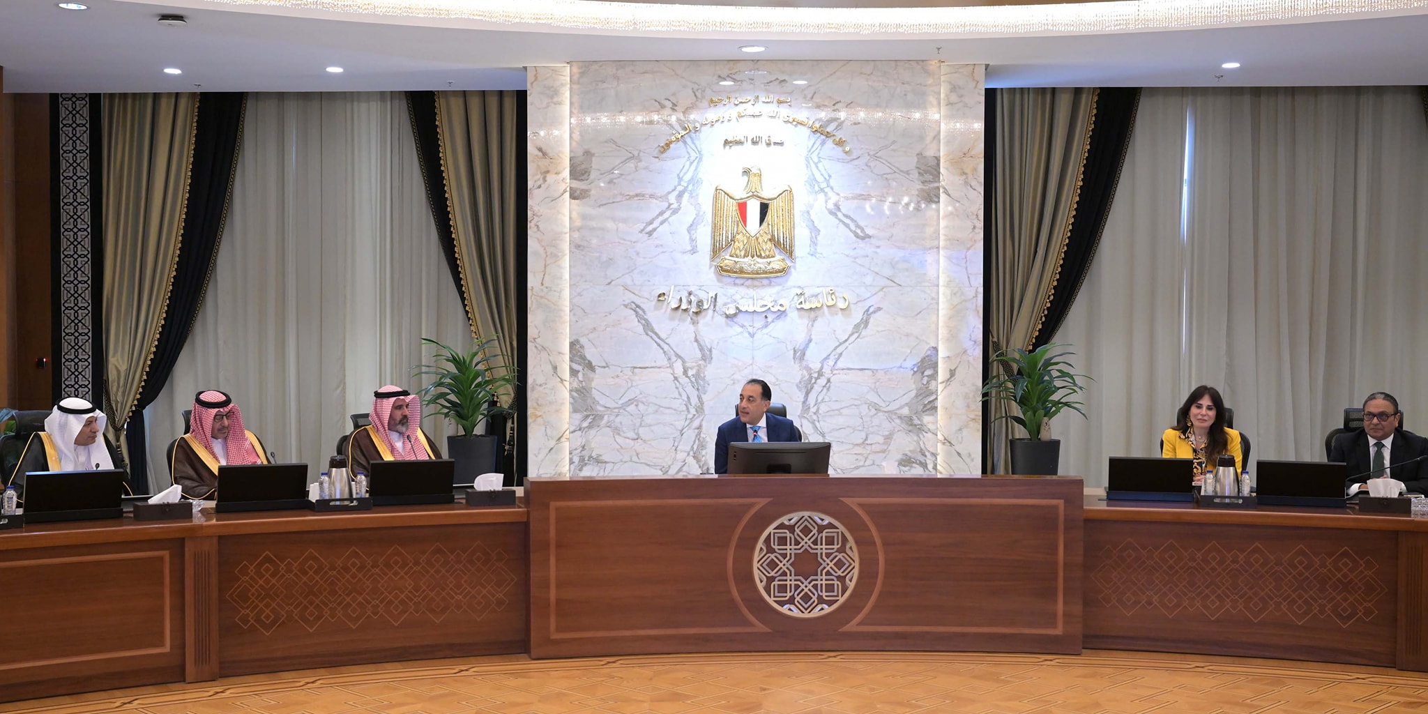رئيس الوزراء يستقبل وفدًا من رجال الأعمال السعوديين