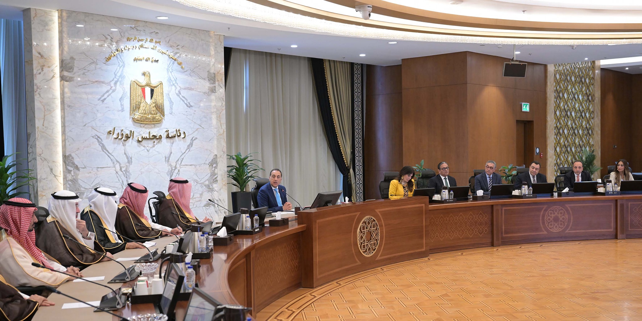 رئيس الوزراء يستقبل وفدًا من رجال الأعمال السعوديين