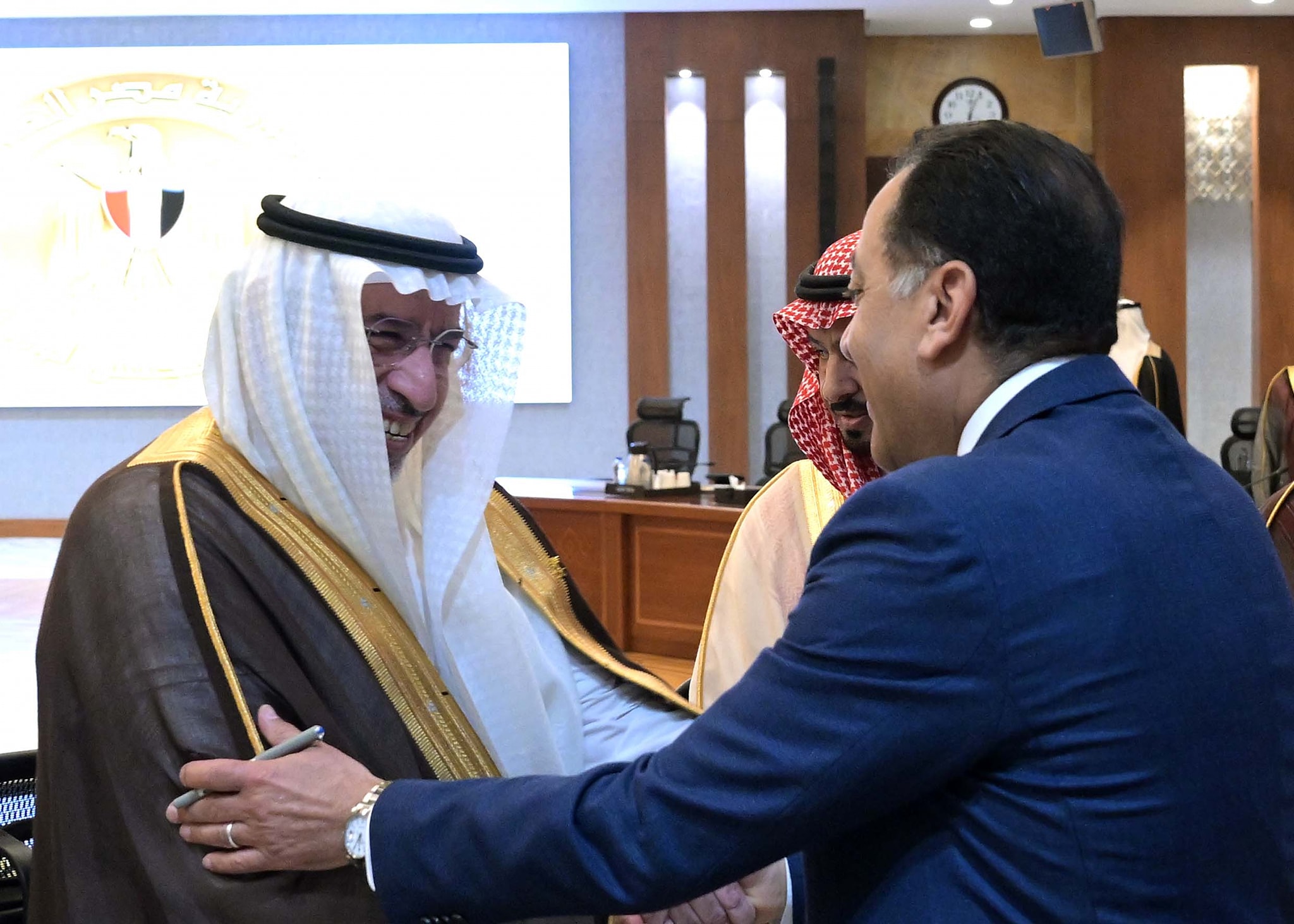 رئيس الوزراء يستقبل وفدًا من رجال الأعمال السعوديين